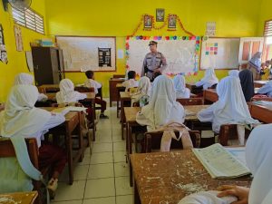 Polsek.Kaliwedi Polresta Cirebon Laksanakan Giat Police Goes To School Di SD. N. 1 Kaliwedi Lor kecamatan Kaliwedi kabupaten Cirebon.