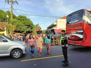 Antisipasi Kemacetan, Polisi Lakukan Pengaturan Lalin di Depan Pasar Wates wetan