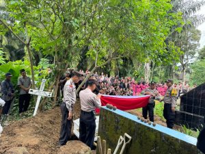 Bhabinkamtibmas Polsek Batang Angkola di Pemakaman Almarhum BRIGADIR JUFLON BROS TITO AMBARITA