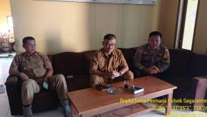 Bhabinkamtibmas Polsek Sagaranten Polres Sukabumi Tingkatkan Keamanan Desa Gunung Bentang Melalui Giat Door to Door System