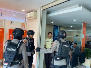 Giat Samapta Polres Kutai Barat Patroli Bank Mandiri Sampaikan Himbauan Kamtibmas