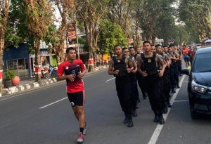Lari Siang, Wakapolres Grobogan : Untuk Tingkatkan Fisik Jelang Pilkada 2024