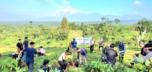 Polres Lumajang dan Forkopimda Tanam 4.000 Pohon Peringati HUT Bhayangkara ke-78