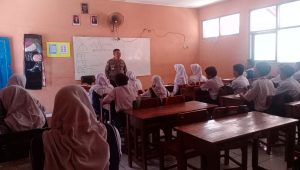 Kapolsek Ciwaringin Laksanakan Giat Police Goes To School Di SMPN 2 Ciwaringin