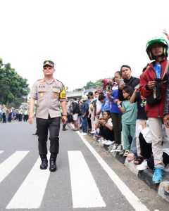 150 Personil Polres Cimahi amankan sepanjang jalur yang di lalui Konvoi kepulangan Rombongan pemain Persib Bandung