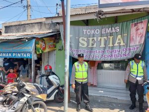 Patroli Polsek Megaluh ke Toko emas antisipasi penyakit masyarakat