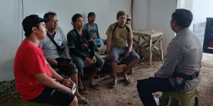 Hadir Menyapa Warga , Dalam Rangka Minggu Kasih Kanit Binmas Titipkan Himbauan Jaga Kerukunan