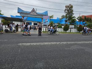 Polsek Raya Jaga Kelancaran Lalu Lintas di Jalan Sutomo Melalui Operasi Strong Point