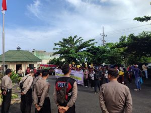 Personel Sat Samapta Polres Simalungun Amankan Aksi Unjuk Rasa di Kantor Pengadilan Negeri Simalungun