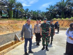 Kapolresta Pekanbaru Diwakili Kapolsek Sukajadi Meninjau Lokasi Pembangunan Unit Pelayanan Makan Bergizi