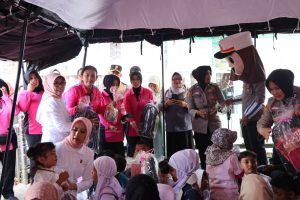 Kunjungi Tenda Pengungsian, Ketum Bhayangkari Ikut Bermain Bersama Anak- anak Korban Bencana Tanah Datar