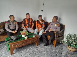Sat Binmas Polres Simalungun Sambangi Ketua Pemuda Pancasila Sinaksak untuk Himbauan Kamtibmas