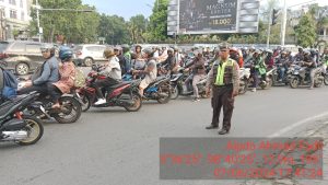 Strong point/Gatur lalin sore Personil Polsek Medan Barat membantu masyarakat pencegahan kemacetan berkendaraan di jalanan