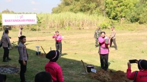 Ketua Bhayangkari Cabang Rembang Melaksanakan Kegiatan Baksos dan Penanaman Pohon Dalam Rangka Bhayangkari Peduli