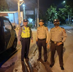 Patroli Malam Personil Polsek Medan Barat bantu/layani masyarakat humanis mobile ke pemukiman dan jalan raya pencegahan Tawuran, Balap-Liar, Kejahatan Jalanan dan 3C di Wilkumnya