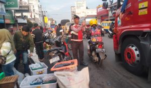 Personil Unit Samapta Polsek Banjaran Laksanakan Giat Gatur Lalin Di Sekitaran Pasar Tumpah Banjaran