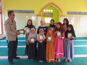 Berbagi Itu Indah, Bhabinkamtibmas Desa Warnasari Salurkan Bantuan Al Quran Kepada Santri