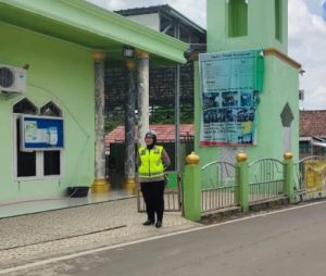 Anggota Satlantas Polres Prabumulih melaksanakan giat PAM dan pengaturan lalin pada saat Sholat Jumat di setiap masjid yang ada di Kota Prabumulih