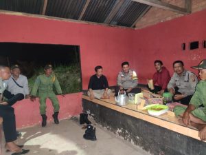 Ps. Kanit Binmas Polsek RKT dan Bhabinkamtibmas sambangi Satkamling di Desa Sinar Rambang