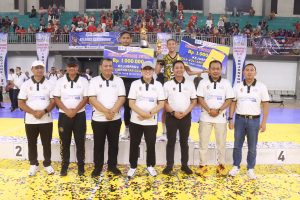 Kejurprov Jatim Bola Voli, Kapolres Bojonegoro Serahkan Trophy MVP Kepada Dua Pemain Terbaik