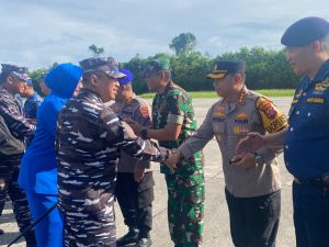 Penyambutan Kunjungan Pangkoarmada II di Balikpapan: Kapolresta Balikpapan Bersama Rombongan