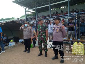 Personil Polsek Kedungwaru Lakukan Pengamanan Pertanding Sepakbola Babak Grand Final Rejoagung Cup III