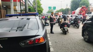 Antisipasi Kemacetan, Kapolsek Tebet Turun Langsung Melakukan Pengaturan Lalu Lintas Pagi di Jalan Abdullah Syafei