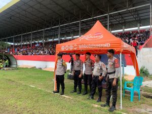 Berikan Rasa Aman, Personil Polres Polman Laksanakan Pengamanan Turnamen Sepak Bola Piala Polman Cup IV
