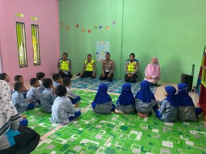 Aggota Satlantas Polres Prabumulih mengunjungi TK yang ada di Kota Prabumulih