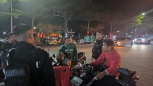 Personel Polres Pangandaran Berjaga Malam di Wisata Pantai: Menjaga Keamanan dan Kelancaran Lalu Lintas