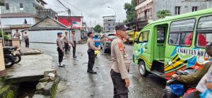 Personil Polsek Nusaniwe Bersama Siswa Latja SPN Polda Maluku Lakukan Gatur Arus Lalin Pagi Hari