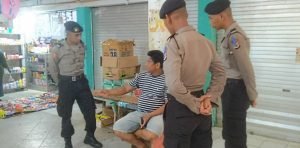 Siswa Latja SPN Polda Maluku Bersama Personil Polsek Salahutu Laksanakan Patroli dan Himbauan Kamtibmas di Pasar TUPLAZ
