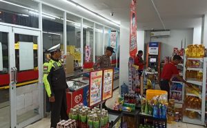Anggota Polsek Ngadiluwih Patroli Sambang di Minimarket Cegah Curanmor 