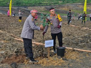 Kegiatan Penanaman Pohon dan Pemberian Bantuan Sosial Meriahkan Peringatan ke-78 Hari Bhayangkara Di Samarinda
