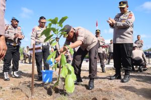 Sambut Hari Bhayangkara ke-78, Polda Kalteng Tanam 14.000 Pohon dan Berikan Beasiswa Bagi Pelajar