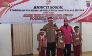 Kapolresta Balikpapan Gelar Bakti Sosial bersama Pelajar SD untuk Sampaikan Bantuan Beasiswa Belajar ".