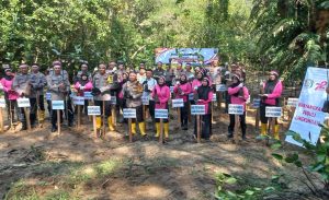 Berperan Program Penghijauan Lingkungan   Polresta Tanaman 1000 pohon Mangrove di Pantai Teritib Balikpapan ".