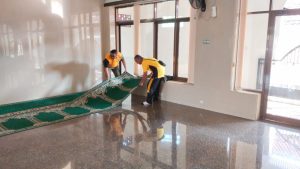 Anggota Polsek Ciwaringin Lakukan Bakti Sosial Dengan Bersih-bersih Halaman Dan Dalam Masjid Al Barokah Desa Ciwaringin