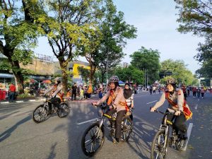 Beri Rasa Aman, Polwan Polresta Surakarta Patroli Bersepeda di Acara Car Free Day