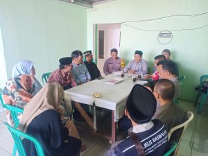 Kanit Binmas dan Bhabinkamtibmas Laksanakan Giat Dialogis dan Sambang dengan Perangkat Desa