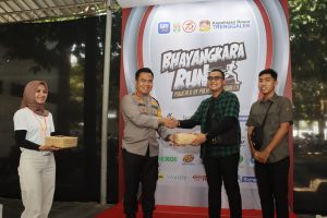 Racepack Bhayangkara Run Manfaatkan Besek Bambu, Kapolres Trenggalek: Dukung Kearifan Lokal dan UMKM