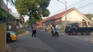 Pelayanan masyarakat Polsek Sedong Polresta Cirebon Melaksanakan Pengaturan Lalulintas dan PH di Pertigaan Pasar Sedong.