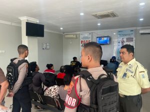 Giat Samapta Polres Kutai Barat Patroli Bank BRI Sampaikan Himbauan Kamtibmas