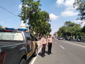 Pers Polsek Medan Kota Aiptu FT. Berutu dan Aipda P.Simanjuntak melaksanakan patroli di Jalan SM. Raja - Mesjid Raya
