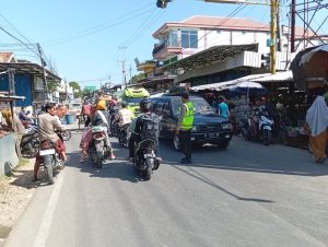 Pelayanan Kepolisian Pagi Personil Polres Sampang Di Pasar Tamberu Timur