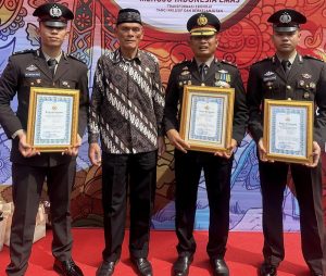 Personil Polres Mesuji Mendapatkan Penghargaan Dari Kapolda Lampung Saat Upacara Hari Bhayangkara Ke-78 Di Mapolda Lampung