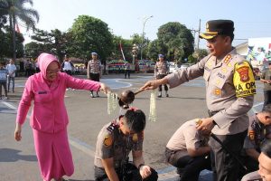 Tradisi Siraman Air Kembang dan Water Canon Warnai Acara Kenaikan Pangkat Personel Polresta Bandar Lampung