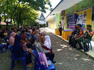 Bhabinkamtibmas Berikan Himbauan Kepada Siswa Baru dan Orang Tua SMP Negeri 33 Medan