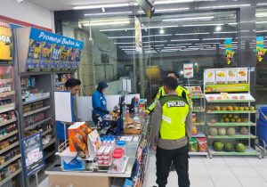 Patroli harkamtibmas anggota spkt polsek Ploso sasar obyek vital minimarket dialogis dengan karyawan dan pengunjung Indomart