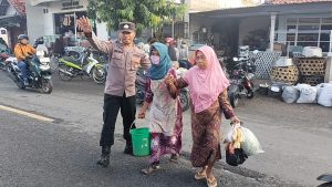 Berikan Rasa Aman Masyarakat, Kanit Samapta Polsek Sampang Jaga Pasar Juklanteng